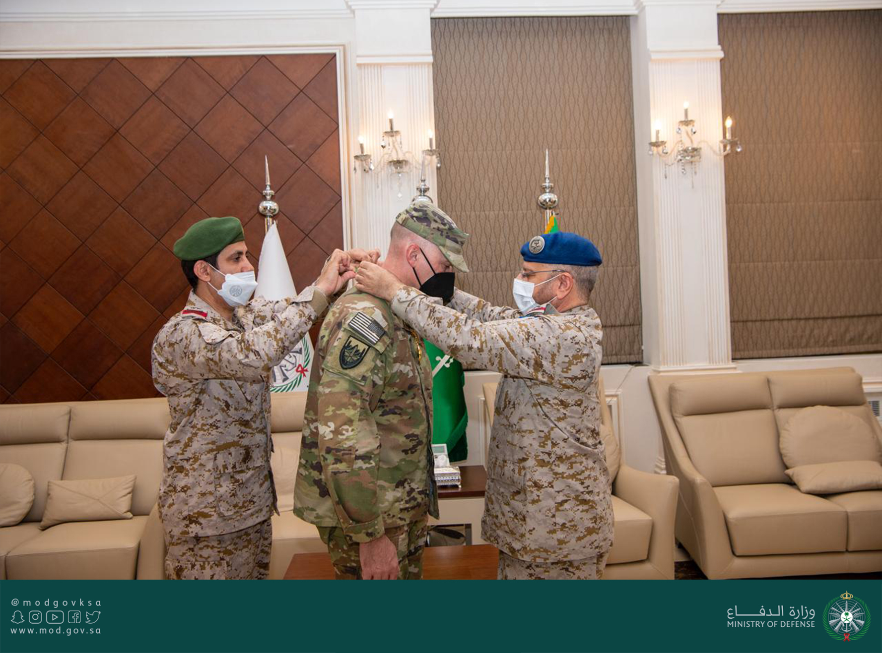 تقليد الملحق العسكري الأسبق بالسفارة الأمريكية بالرياض وسام الملك عبدالعزيز