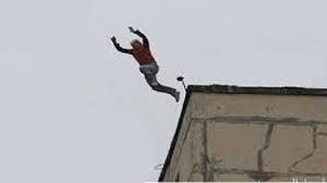 الرجل العنكبوت.. لص يقفز من الطابق الثالث في مبنى المحكمة بمصر