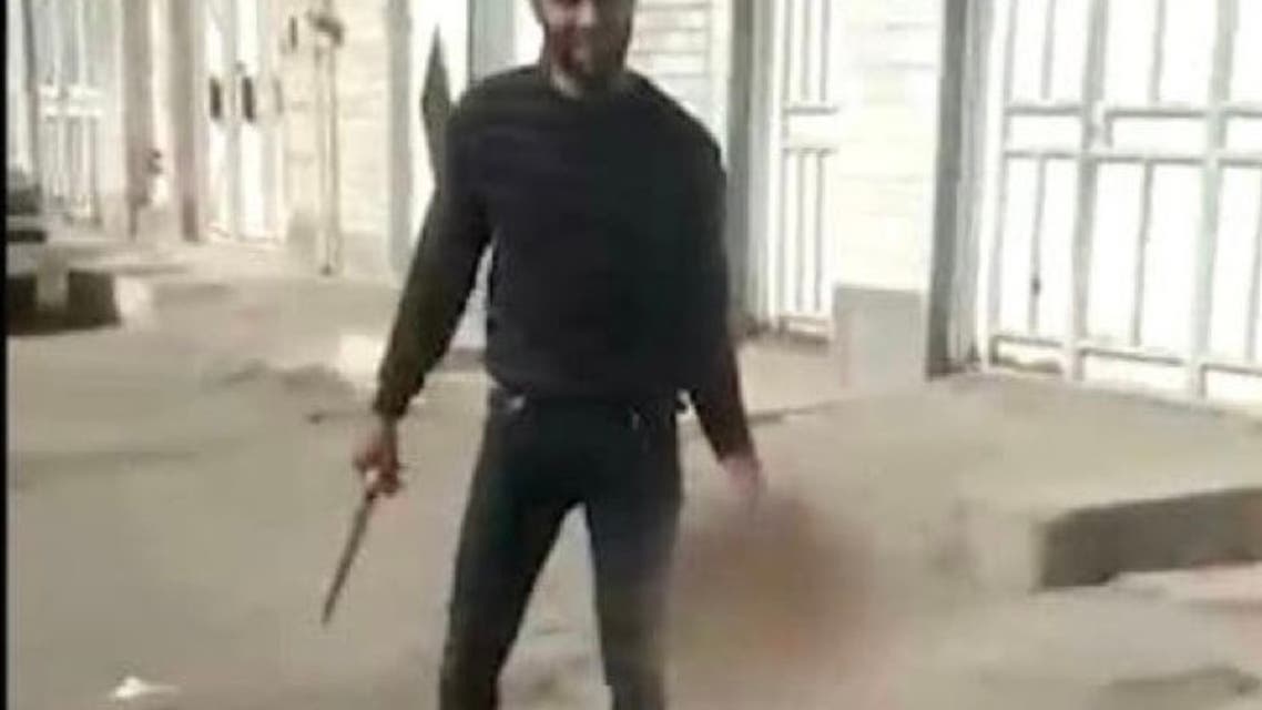 إيراني يقطع رأس زوجته ويسير به في الشارع