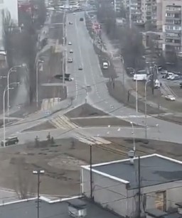 دبابة روسية تدهس سيارة قرب كييف