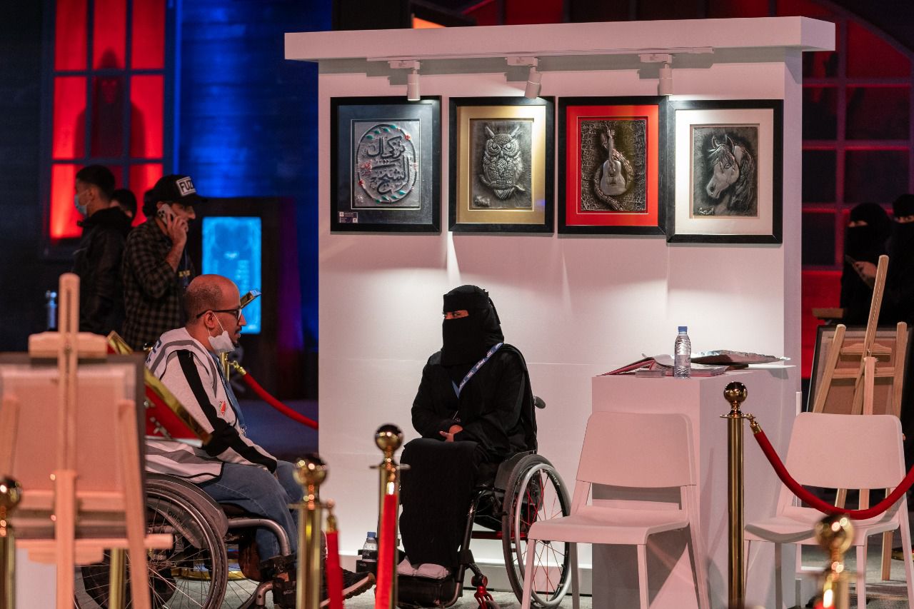 ذوو الإعاقة يتواصلون مع زوار موسم الرياض بالرسم
