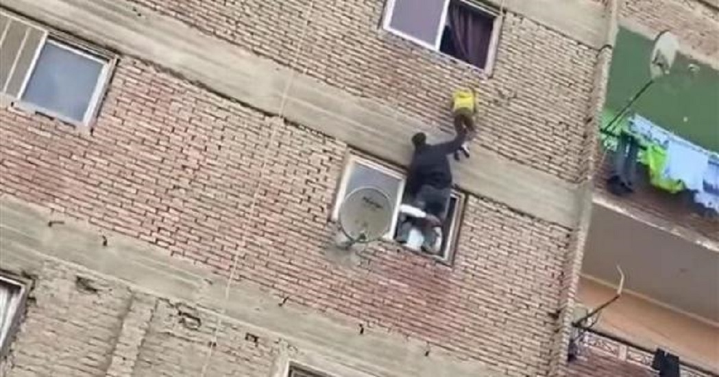 فيديو يحبس الأنفاس.. مصري يلتقط طفلًا قبل سقوطه من النافذة