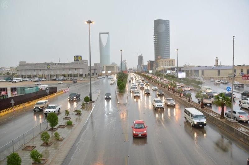 الأرصاد: تقلبات جوية وأمطار على معظم المناطق بدءًا من الغد