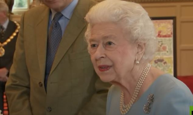إطلالة الملكة إليزابيث عشية الذكرى الـ70 لتتويجها