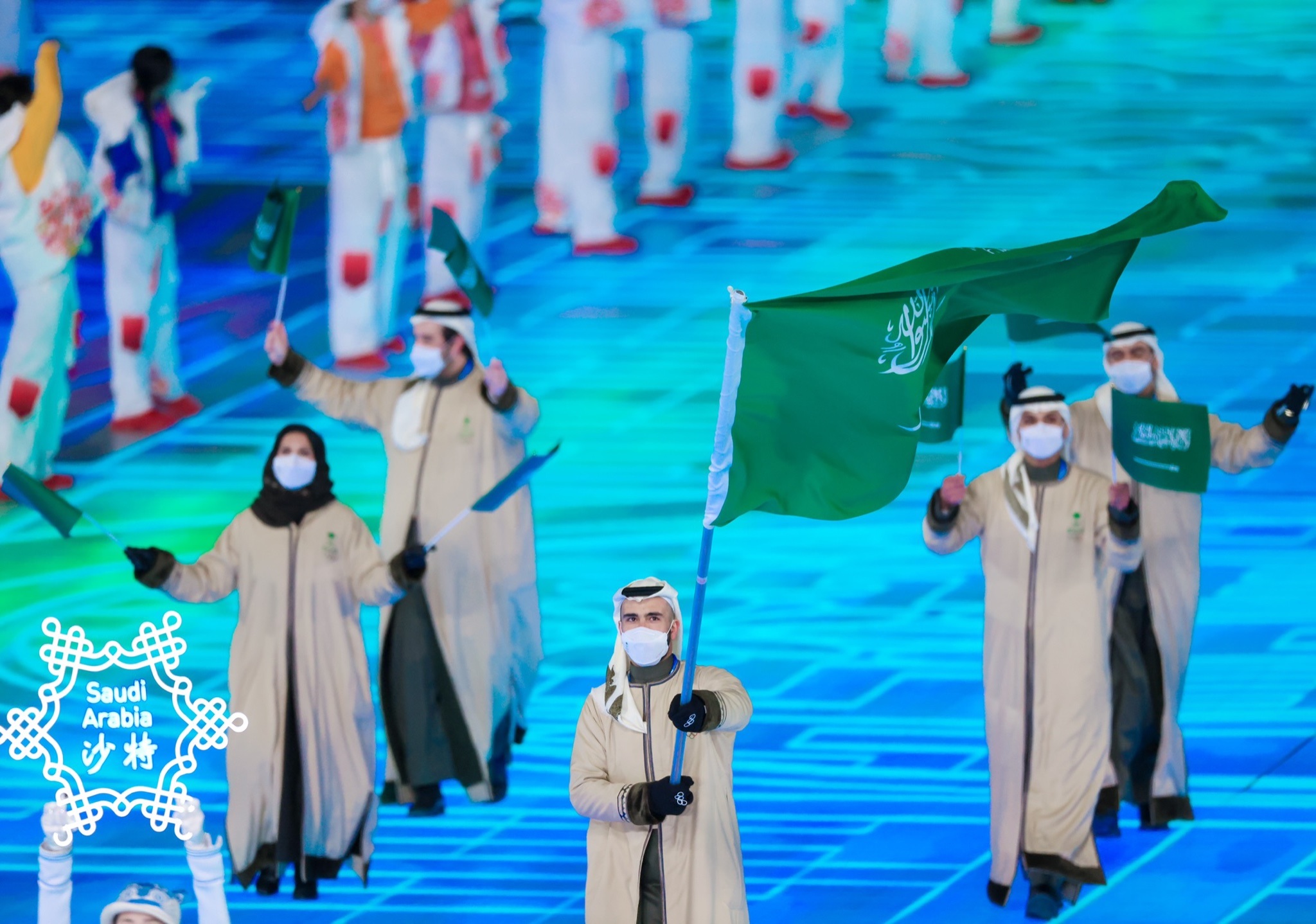 فائق عابدي يرفع العلم السعودي بالأولمبياد الشتوي
