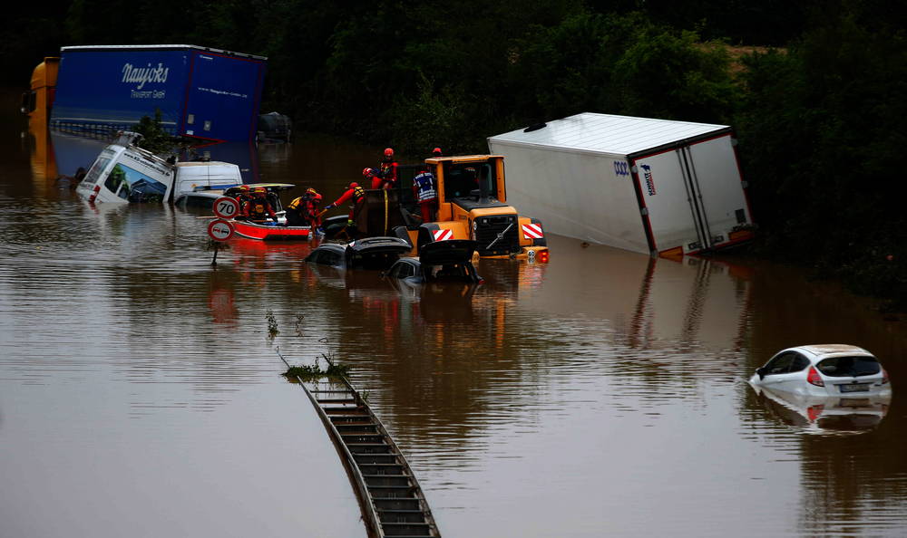 مشاهد مروعة.. مياه الفيضانات تجرف السيارات وسقوط قتلى في البرازيل