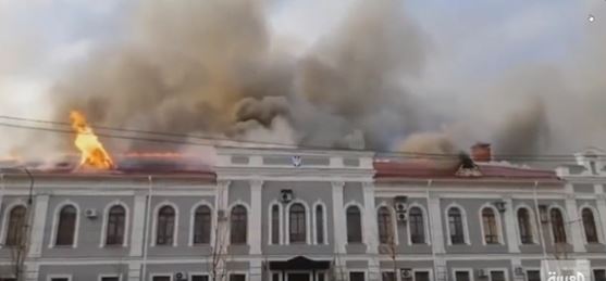 شاهد.. احتراق مبنى حكومي بمدينة نهيف شمال أوكرانيا