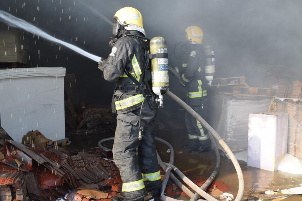 مدني الرياض يكافح حريقًا في مستودع بحي الفيصلية
