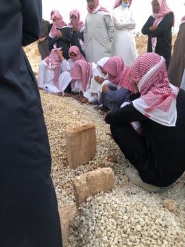 مشهد مؤثر لطلاب ثانوية ابن باز يجلسون أمام قبر زميلهم الراحل للدعاء له