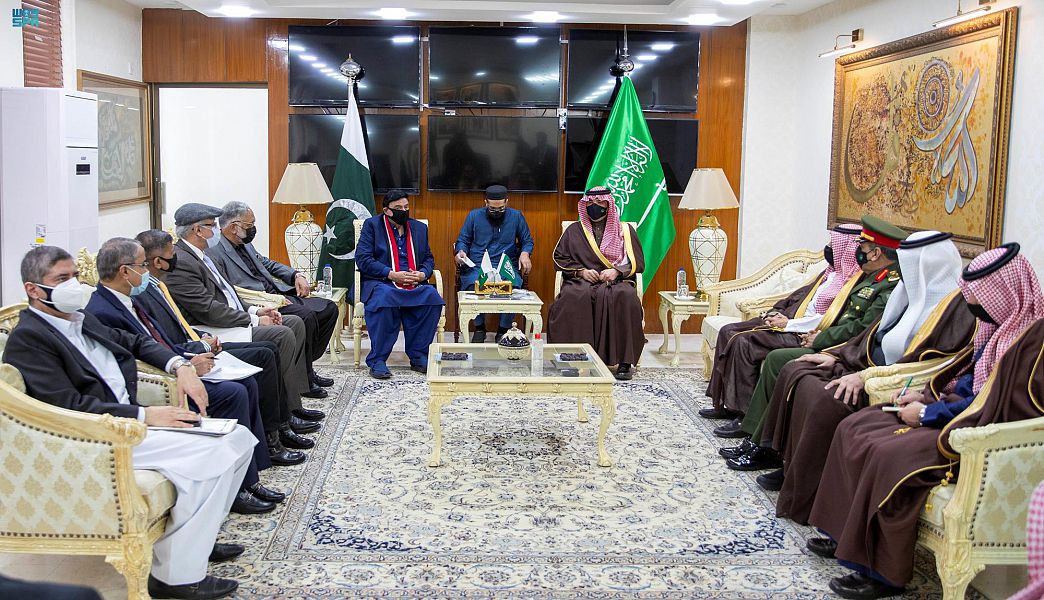 وزير الداخلية يبحث التعاون الأمني مع نظيره الباكستاني