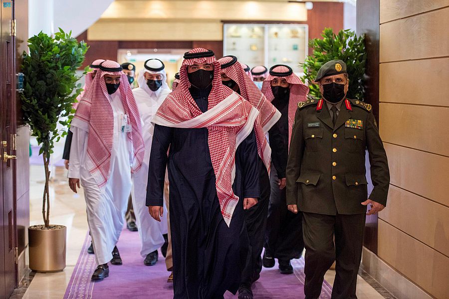 وزير الداخلية يقف على سير العمل في المديرية العامة للجوازات ويدشن جواز السفر السعودي الإلكتروني الجديد