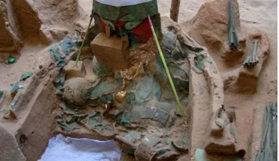 شاهد.. محتويات مقبرة جرّاح توفي منذ ألف عام في بيرو