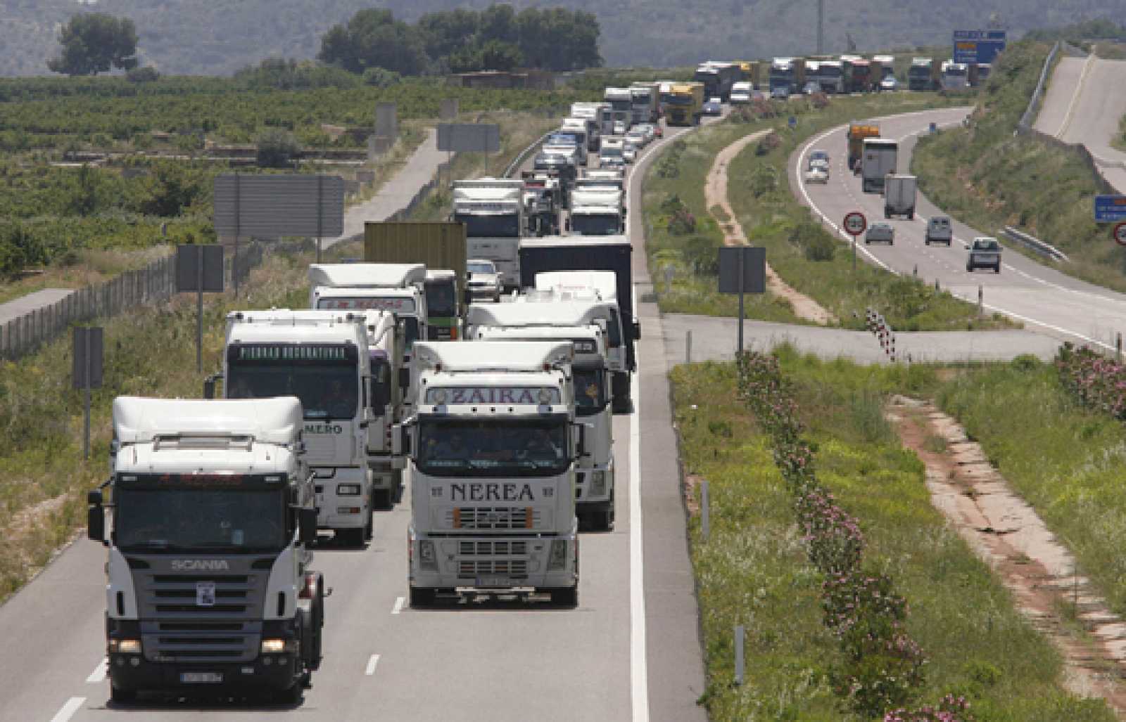 بالفيديو.. الشاحنات تغلق شوارع إسبانيا