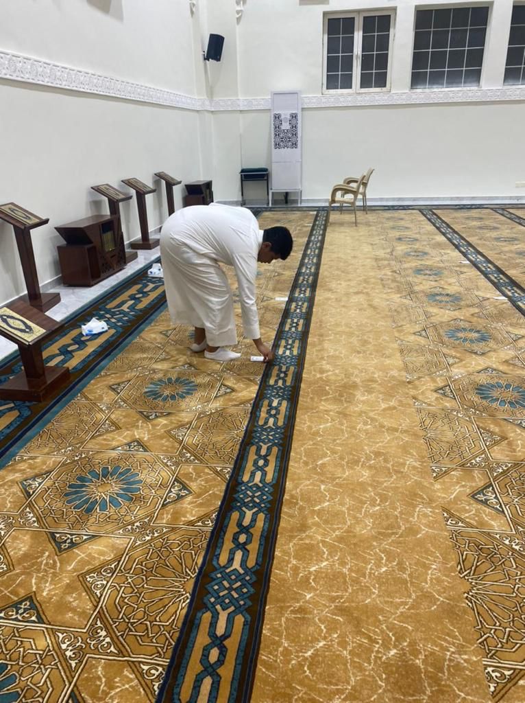 المساجد تباشر إزالة ملصقات التباعد