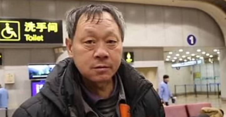 شاهد.. عجوز صيني يقيم في صالة الانتظار بالمطار منذ 14 عامًا