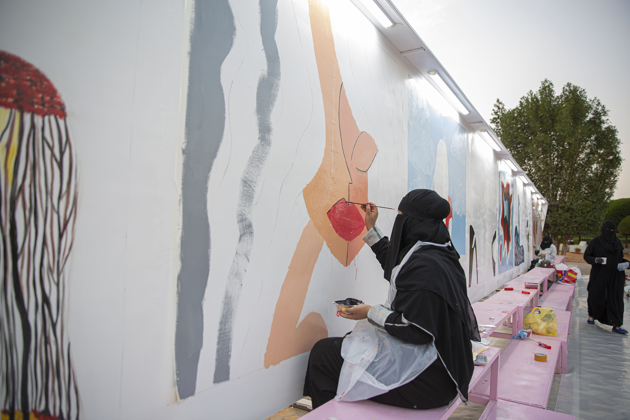 أمانة القصيم تنفذ أعمال رسم جداريات تحسينًا للمشهد الحضري