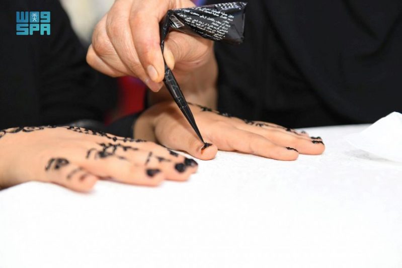 نقش الحناء تتزين في أيادي صغيرات السن في مهرجان الخزامى بعرعر - المواطن
