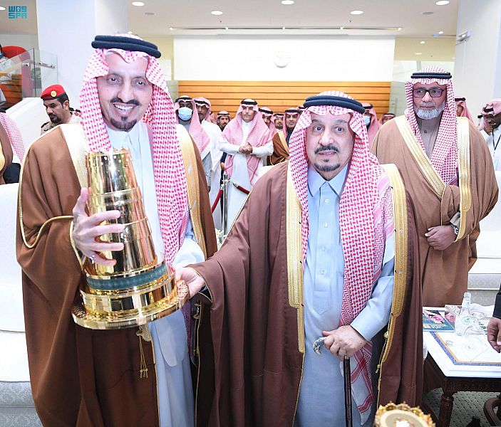 أمير الرياض يتوج الفائزين بكأسي المؤسس