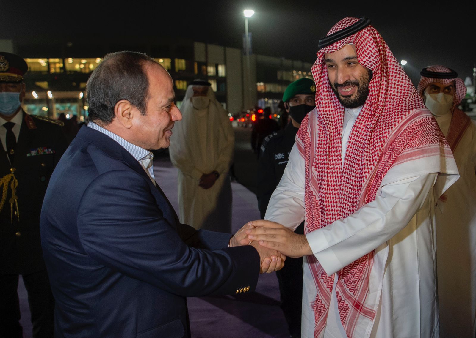محمد بن سلمان في مقدمة مودعي الرئيس المصري لدى مغادرته الرياض
