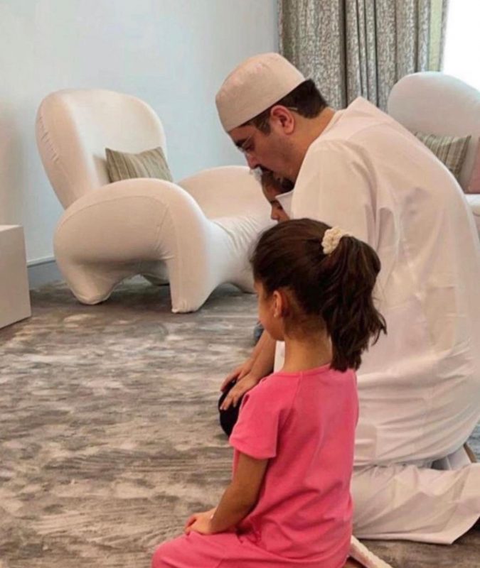 عفوية الأمير عبدالعزيز بن فهد مع بناته - المواطن