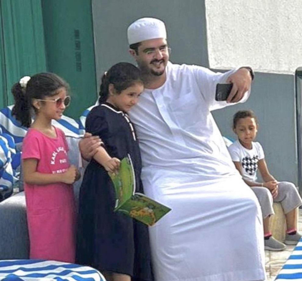 عفوية الأمير عبدالعزيز بن فهد مع بناته