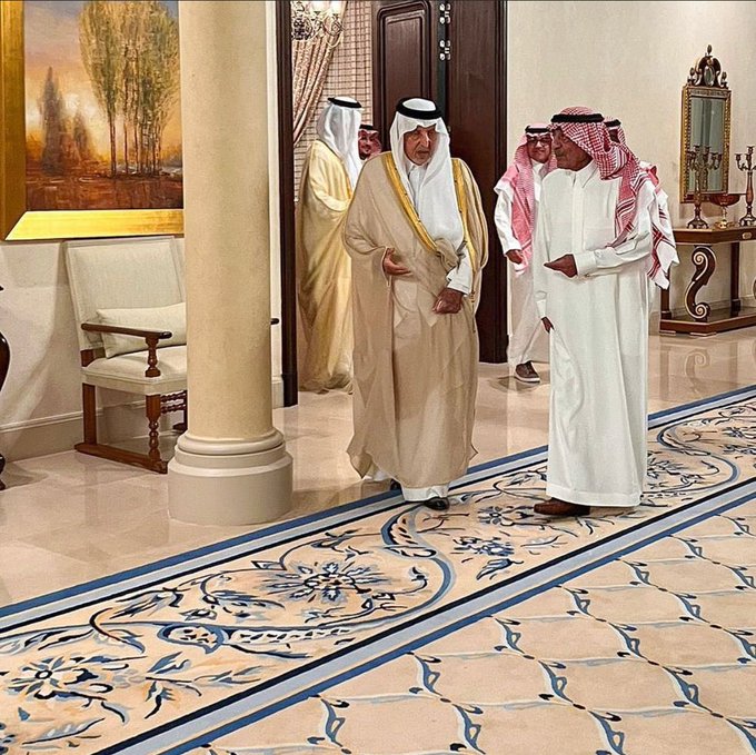 أمير مكة يزور الأمير مقرن بمنزله في جدة للاطمئنان على صحته