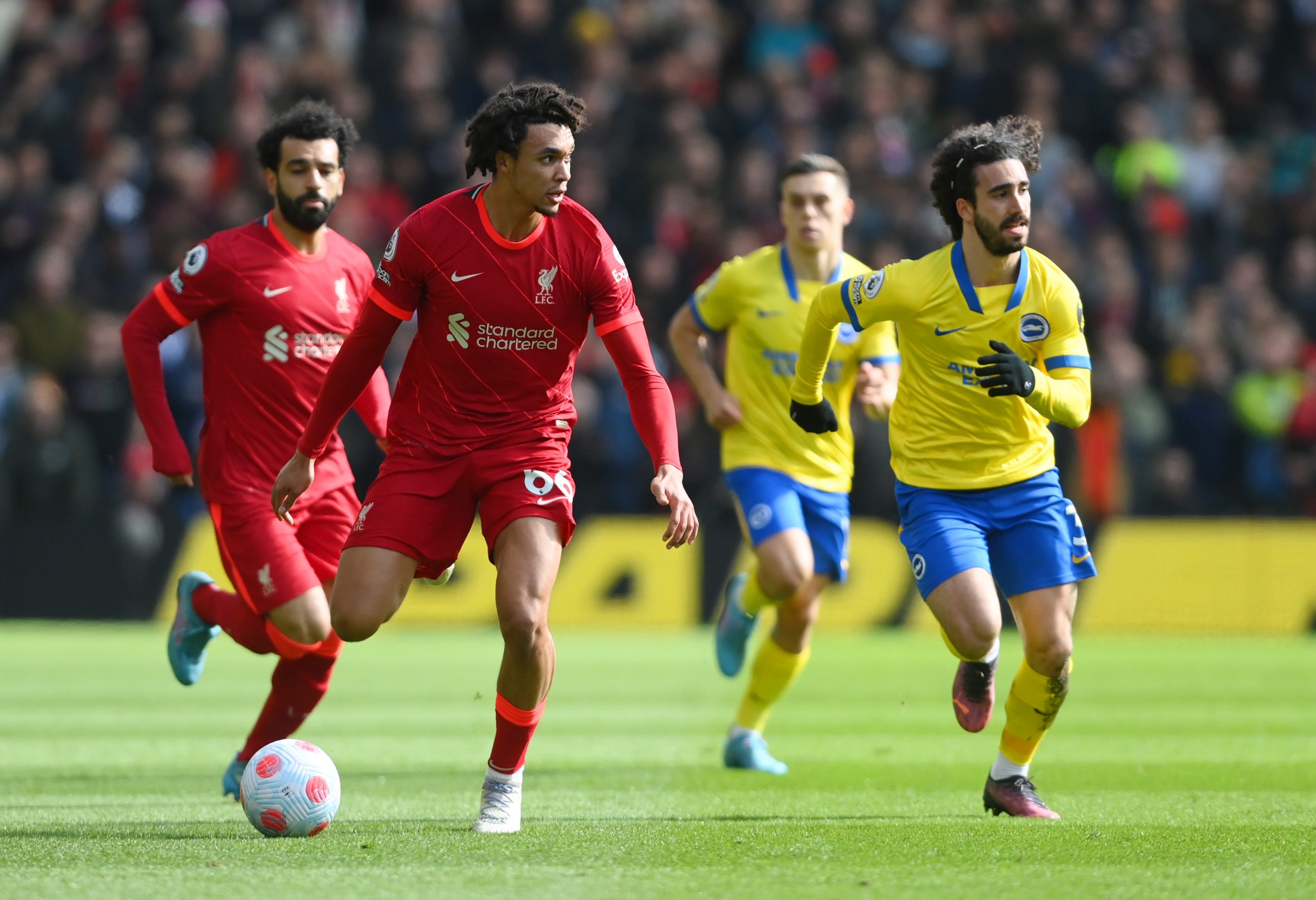 ليفربول يطارد مانشستر سيتي في الدوري الإنجليزي