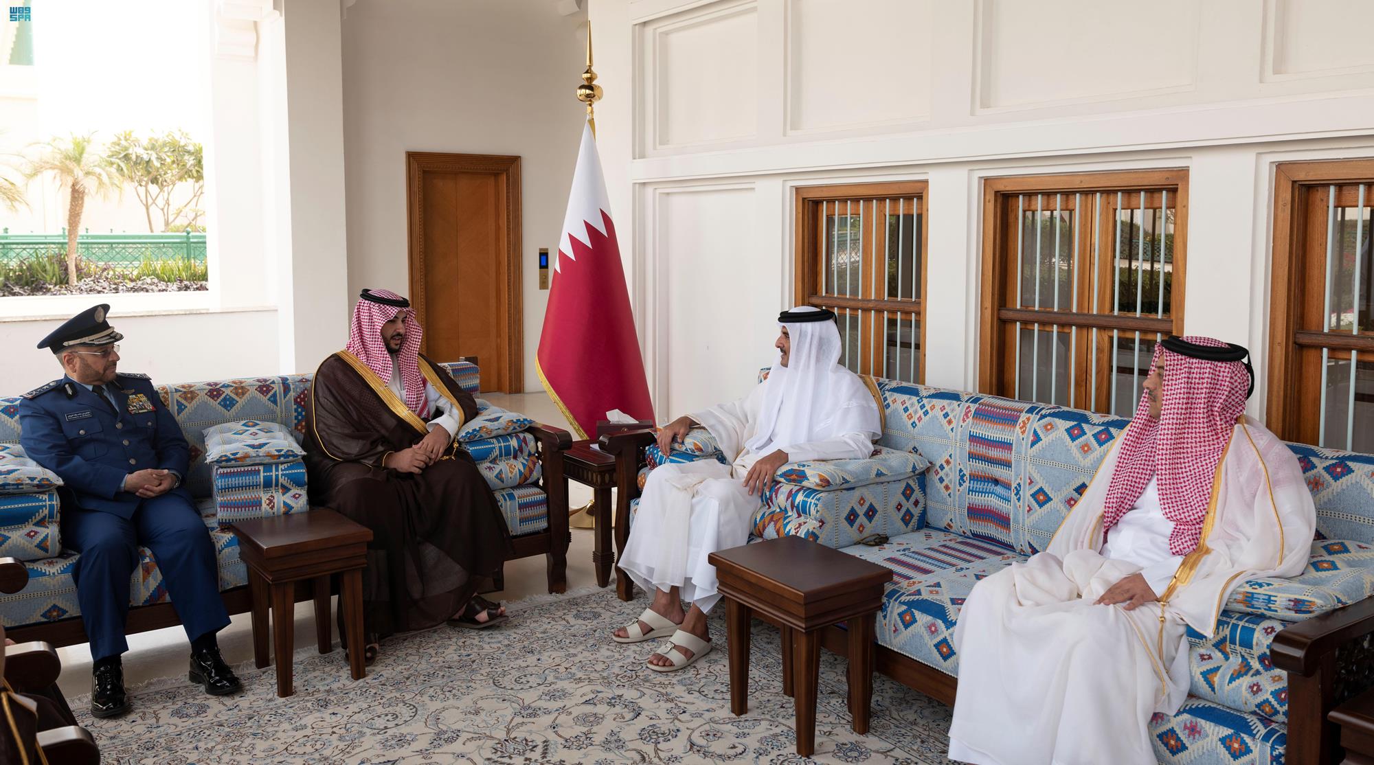 نائب وزير الدفاع يبحث مع أمير قطر تعزيز العلاقات
