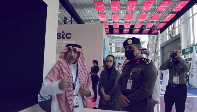 الفريق اليحيى يطلع على جناح الاتصالات السعودية بمعرض الدفاع العالمي
