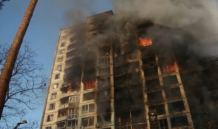 شاهد.. احتراق مبنى في كييف بعد تعرضه لقصف صاروخي روسي