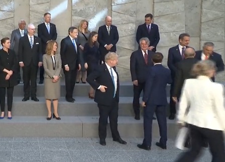 بالفيديو.. موقف محرج لبوريس جونسون خلال قمة الناتو