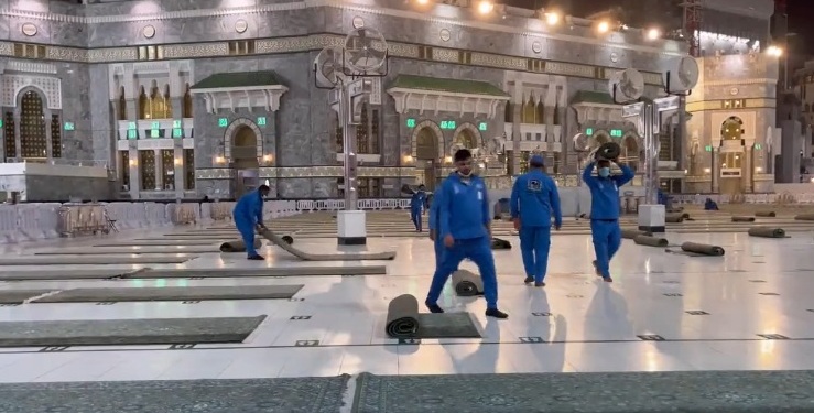 لقطات من إعادة السجاد للساحات الخارجية في المسجد الحرام