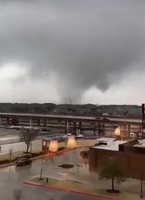 شاهد لحظة تشكل إعصار قمعي في تكساس