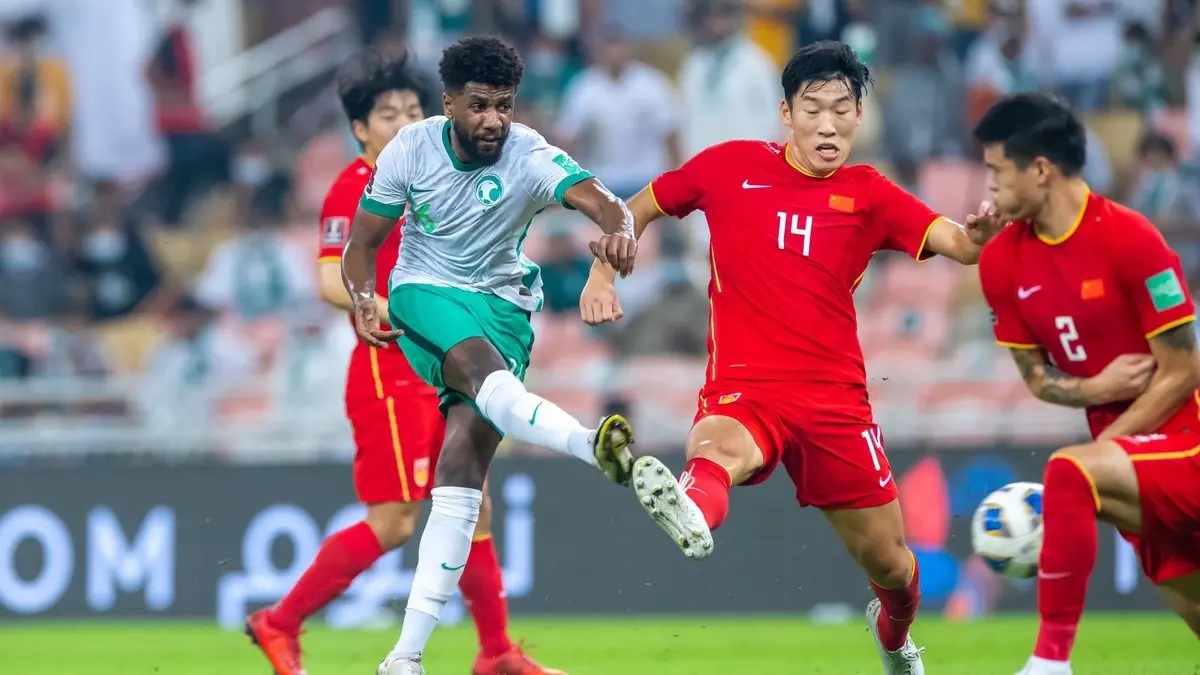 مدرب منتخب الصين يُعاني ضد الكرة السعودية