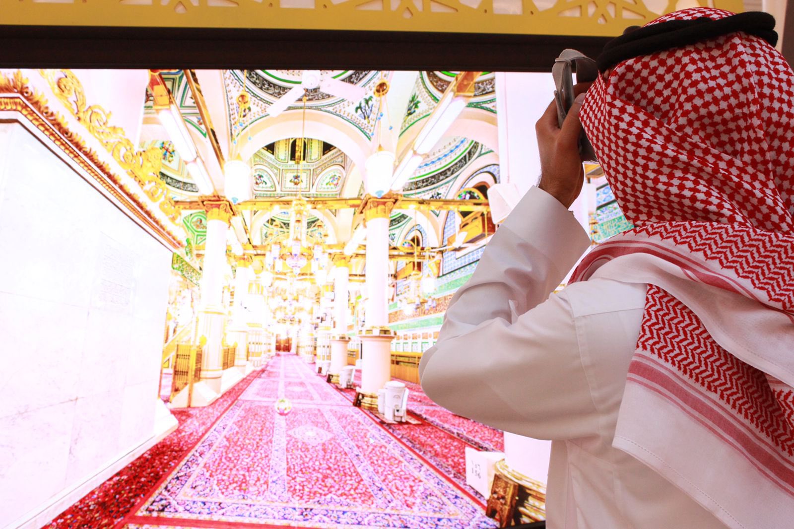 المسجد النبوي بتقنية الواقع الافتراضي لزوار معرض ينبع