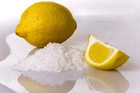 هل تفاعُل الملح مع الليمون يصيبك بالأمراض؟
