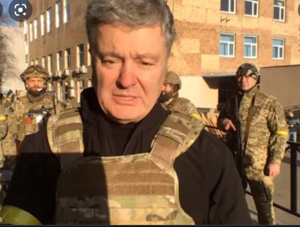 شاهد.. الرئيس الأوكراني السابق يدعو بايدن لزيارة كييف
