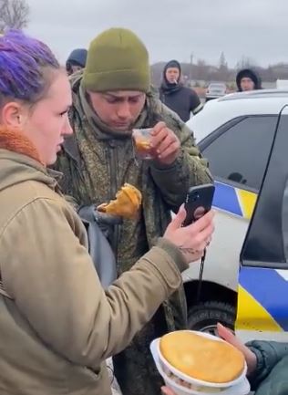 شاهد.. أسير روسي يبكي بعد تقديم الأوكرانيين الطعام له