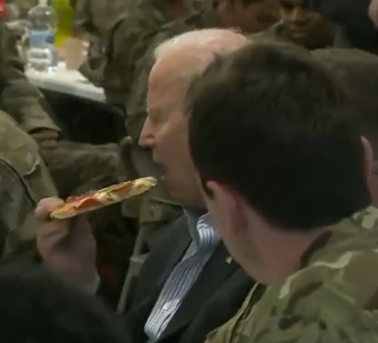 شاهد.. بايدن يتناول البيتزا على الحدود الأوكرانية