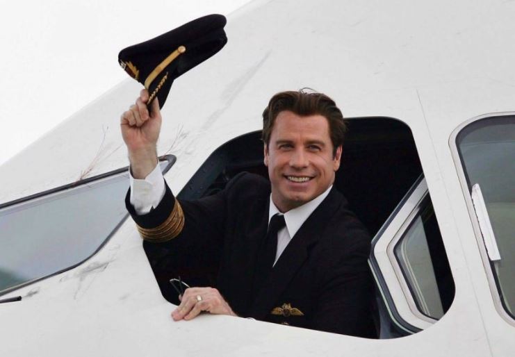جون ترافولتا يحصل على رخصة قيادة طائرة بوينج 737