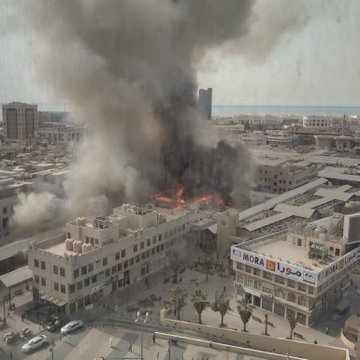 شاهد.. حريق المباركية يلتهم 20 محلًا و8 فرق تحاول إخماده