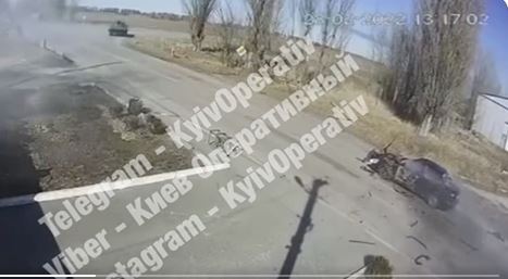 شاهد.. دبابة روسية تفجّر سيارة أوكرانية براكبَيها المسنَين