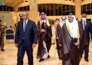البرهان يصل الرياض ومحمد بن عبدالرحمن في استقباله - المواطن