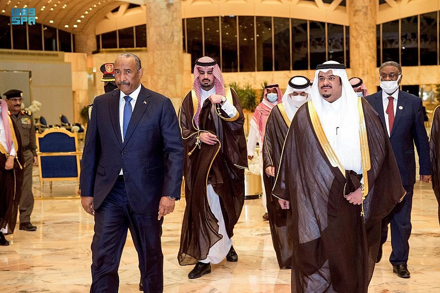 البرهان يصل الرياض ومحمد بن عبدالرحمن في استقباله