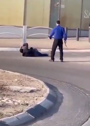 شاهد.. لحظة إطلاق النار على فلسطيني في بئر سبع