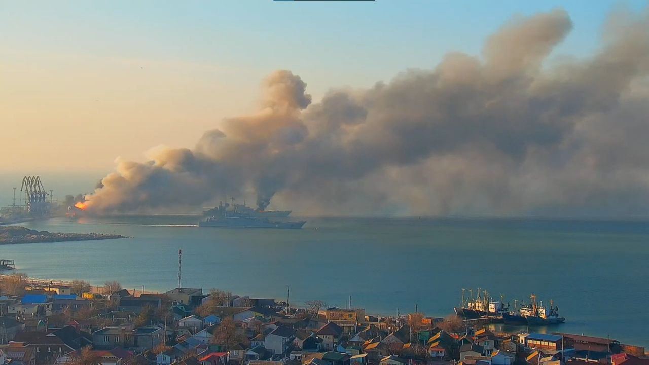 شاهد.. تدمير سفينة روسية في ميناء بيرديانسك