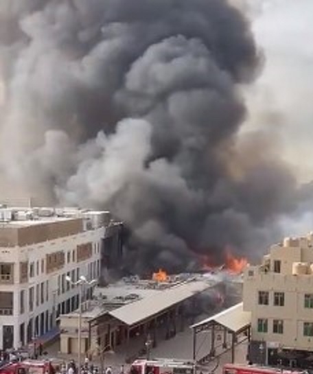 مشاهد مروعة.. حريق هائل في سوق المباركية بالكويت