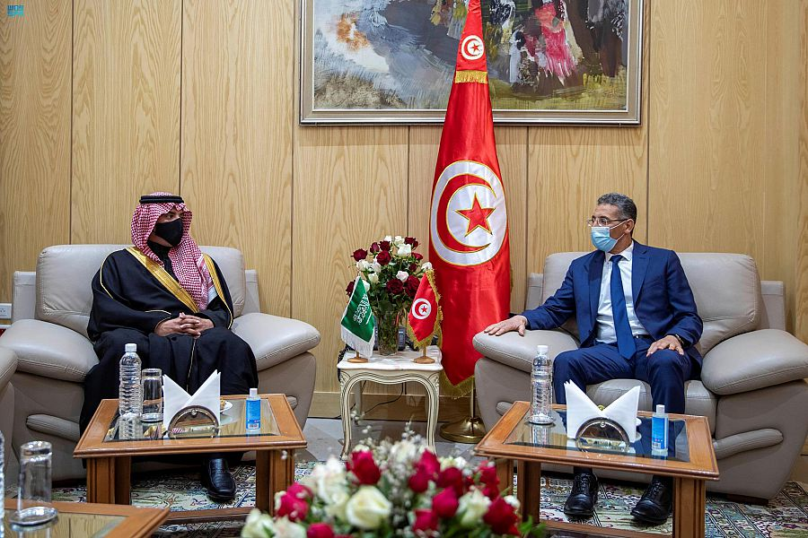 عبدالعزيز بن سعود يبحث مع وزير الداخلية التونسي التعاون الأمني