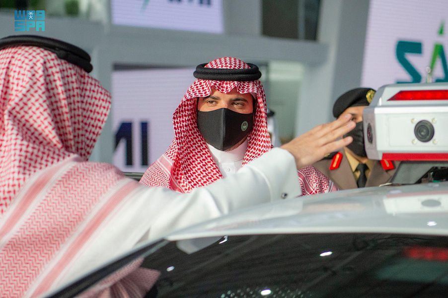 عبدالعزيز بن سعود يقف على حلول وزارة الداخلية الأمنية المبتكرة
