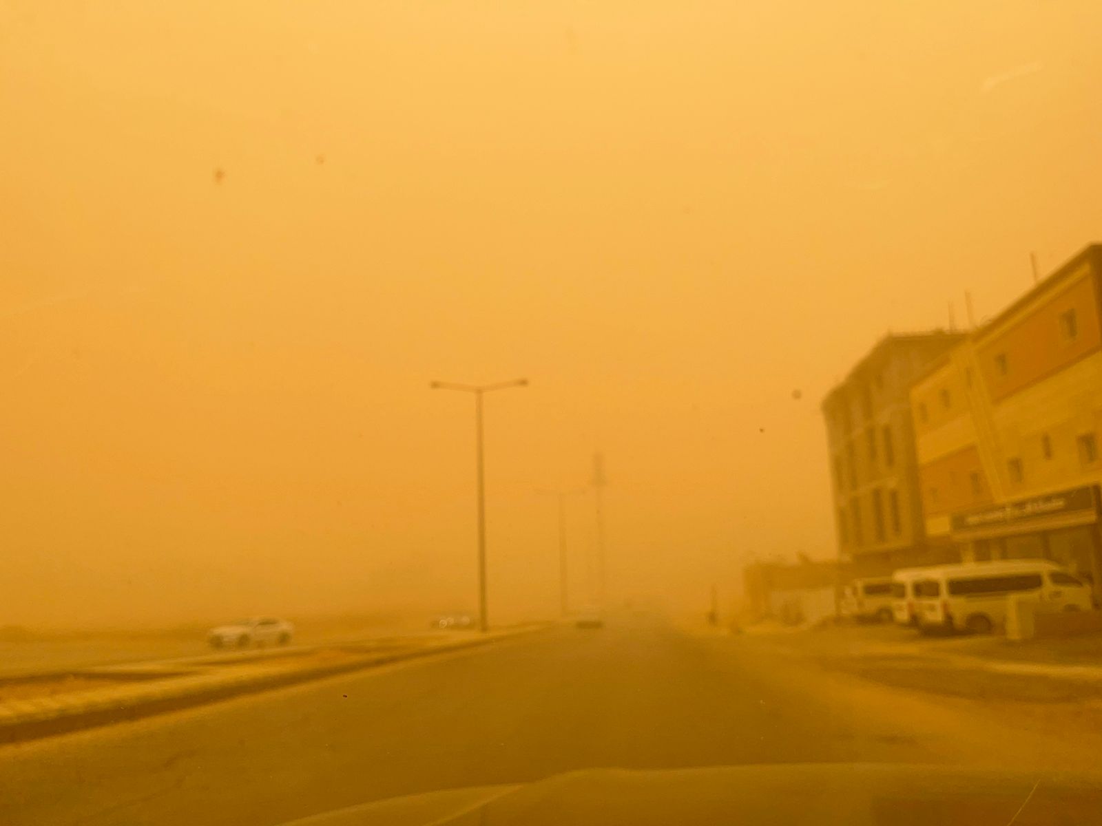 911 يحذر أهالي الرياض: غبار وأتربة تستمر لعدة ساعات